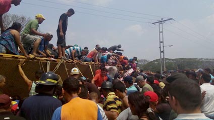 Vuelco de camión de comida genera saqueo y muerte de una persona