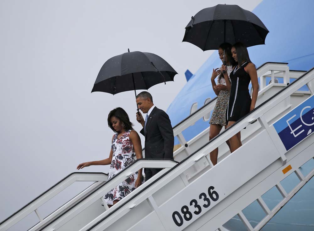 Lluvia, flores y un saludo estilo cubano marcan las primeras horas de Obama en La Habana