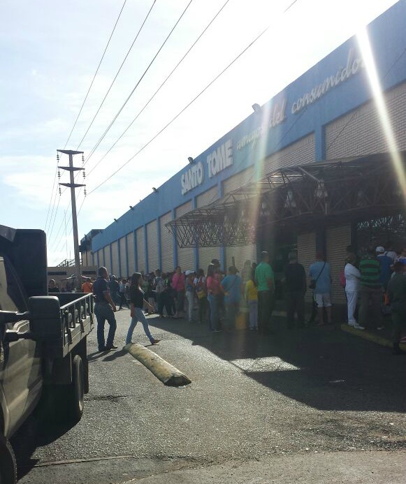 Inicia la Semana Santa con colas en los supermercados