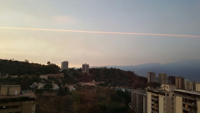 Estela anaranjada sobre Caracas el 22 de marzo de 2016 a las 6:10 pm / foto LGJ para lapatilla.com