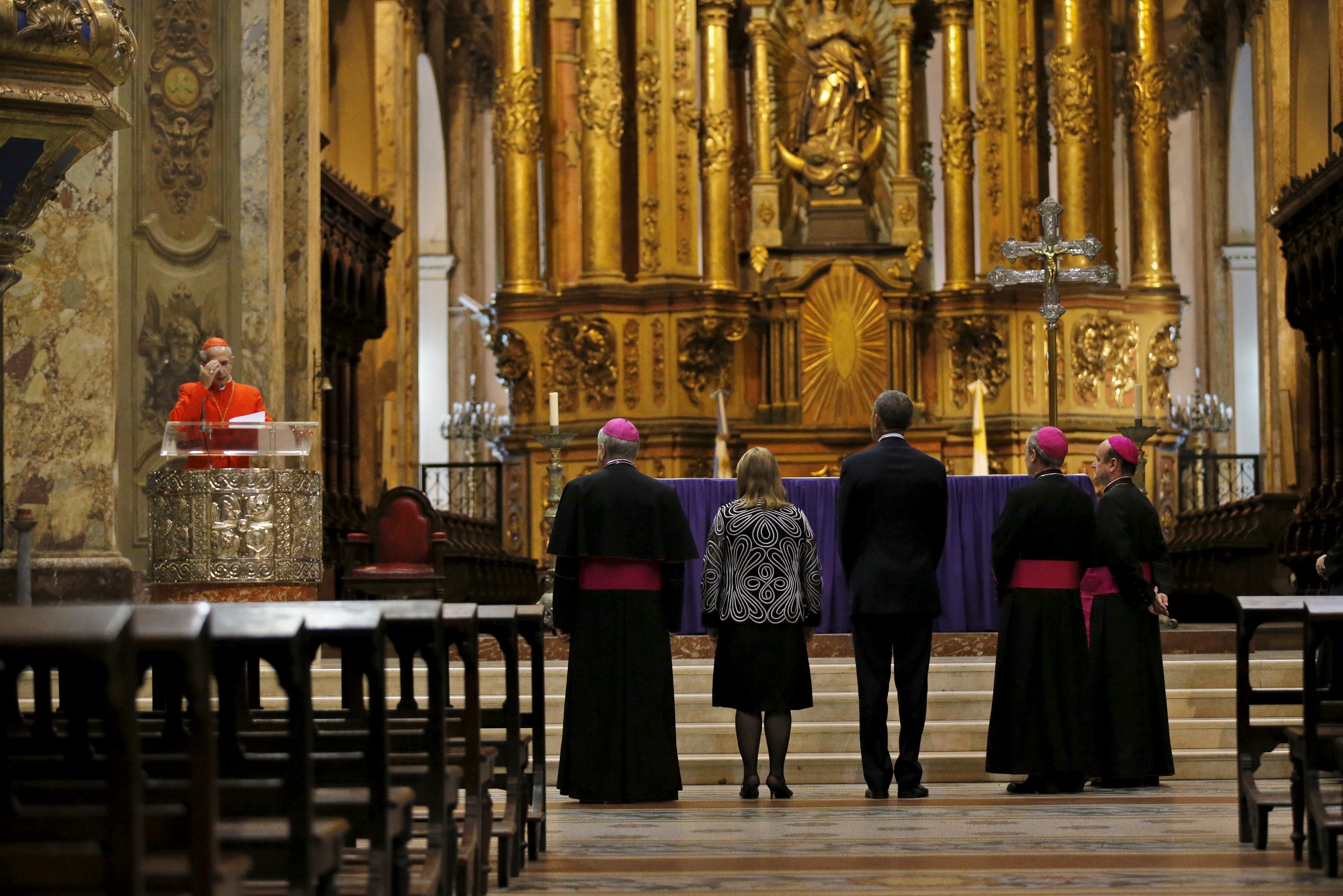 Obama visita la catedral donde oficiaba misa el papa Francisco