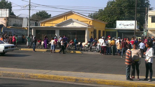 #23Mar: Así están las colas… miércoles de procesión por los supermercados