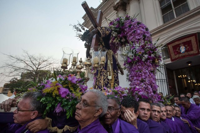 CAR06. CARACAS (VENEZUELA) 23/03/2016.- Penitentes participan en la procesión del Nazareno de San Pablo durante la celebración del Miércoles Santo de la Semana Santa hoy, miércoles 23 de marzo de 2016, en la basílica Santa Teresa en la ciudad de Caracas (Venezuela). EFE/MIGUEL GUTIÉRREZ