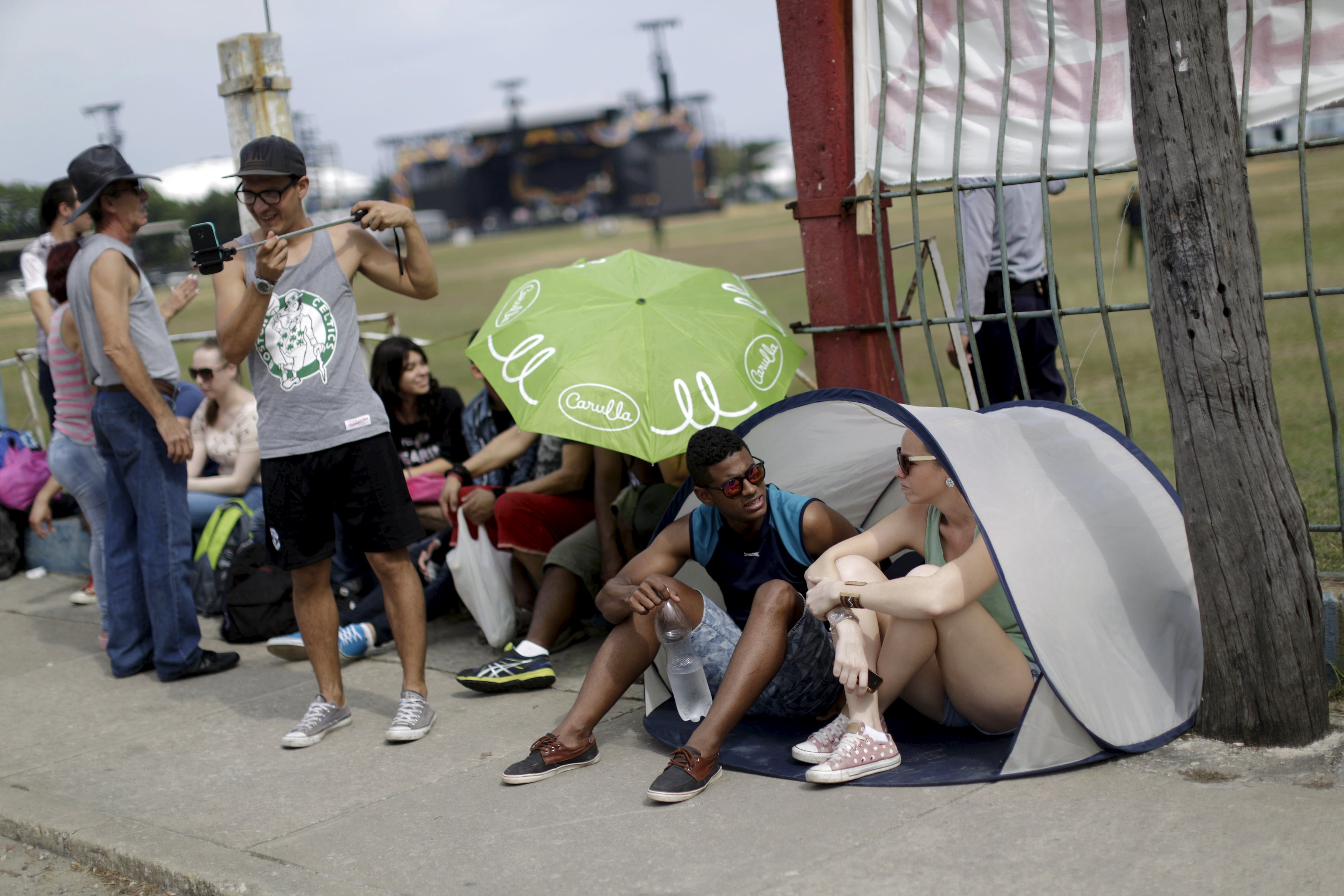 Los cubanos pasan la tarde haciendo cola… para ver a los Rolling Stones (Fotos)