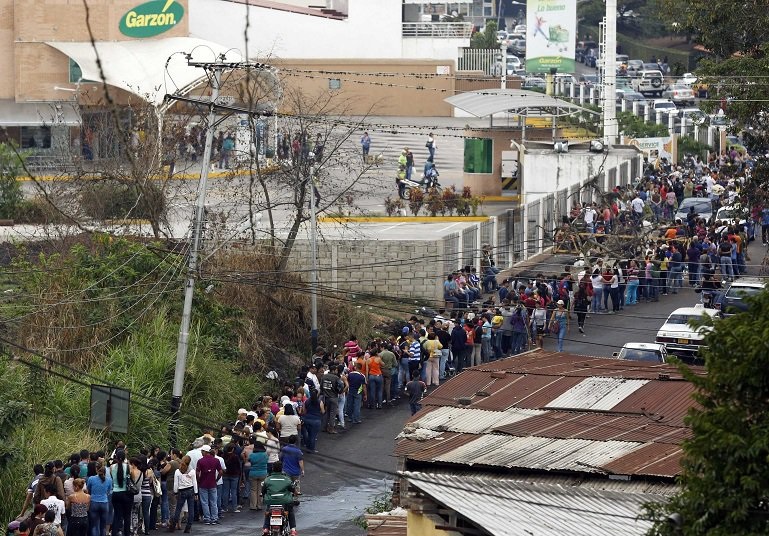 Dos días en cola por una bolsa de comida (Video)