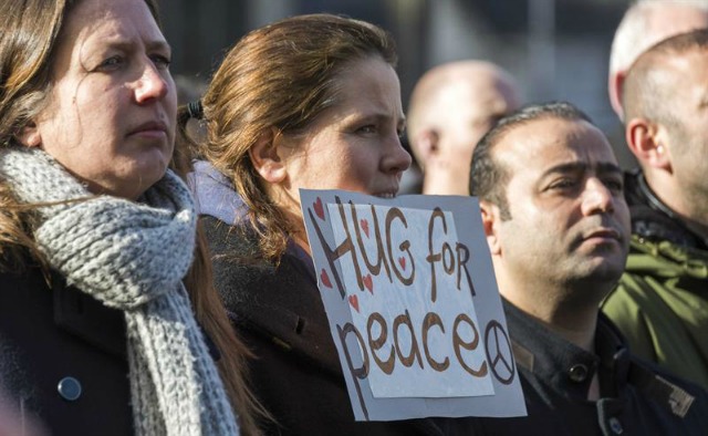 ctivistas de varias organizaciones paraguas de mezquitas y musulmanes se congregan para mostrar su apoyo a las víctimas de los atentados de Bruselas en el Dam, Amsterdam (Holanda). EFE/Lex Van Lieshout