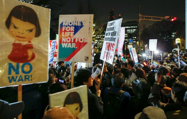 Activistas nipones protestan contra la entrada en vigor de la controvertida reforma militar ante el Parlamento en Tokio (Japón) hoy, 29 de marzo de 2016. Hoy entra en vigor la ley que autoriza a las tropas niponas a combatir en el exterior por primera vez desde la II Guerra Mundial. EFE/Kimimasa Mayama