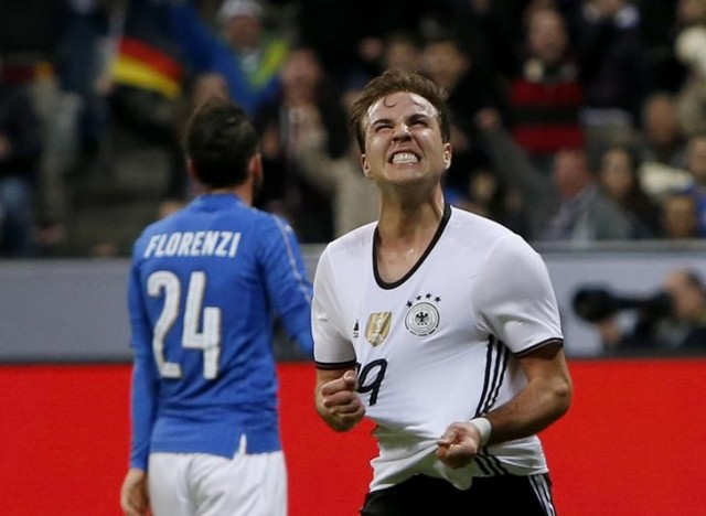 Mario Goetze celebrando tras marcar un gol en la victoria de Alemania 4-1 sobre Italia. Mar 29, 2016. La selección alemana de fútbol goleó el martes 4-1 a Italia en un amistoso, recuperándose de la inesperada derrota de la semana pasada ante Inglaterra en un nuevo ensayo para poner a punto su preparación para la Eurocopa. REUTERS/Michaela Rehle