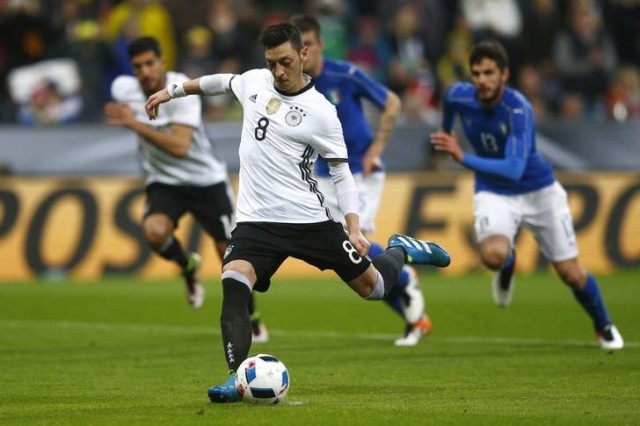 Mesut Ozil marcando de tiro penal en la victoria de Alemania 4-1 sobre Italia. Mar 29, 2016. La selección alemana de fútbol goleó el martes 4-1 a Italia en un amistoso, recuperándose de la inesperada derrota de la semana pasada ante Inglaterra en un nuevo ensayo para poner a punto su preparación para la Eurocopa. REUTERS/Michael Dalder