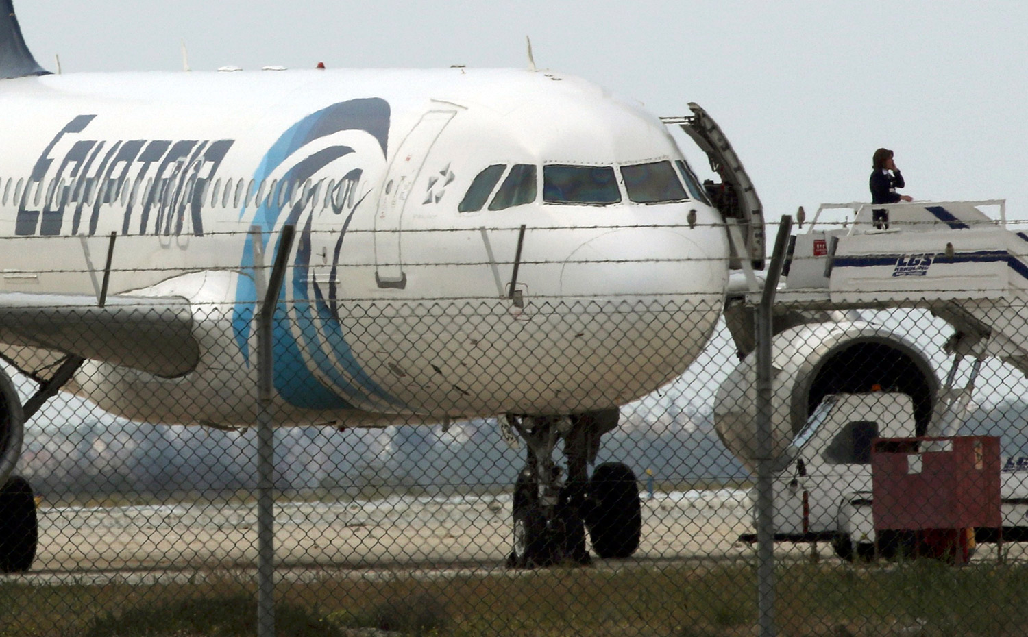 Concluye el secuestro del avión de EgyptAir y el autor se entrega