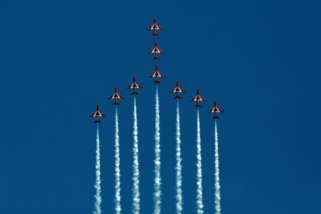 Aviones de la Fuerza Aérea Británica (RAF) realizan acrobacias durante un entrenamiento sobre el aeropuerto militar de Tanagra a unos 70 km de Atenas (Grecia) hoy, 30 de marzo de 2016. Durante las próximas 5 semanas pilotos, ingenieros y demás personal operarán desde Tanagra. EFE/Yannis Kolesidis