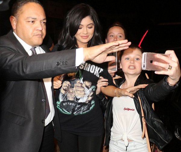 ¡Perdió la paciencia! Entérate lo que le dijo Kylie Jenner a una pequeña fan (VIDEO)