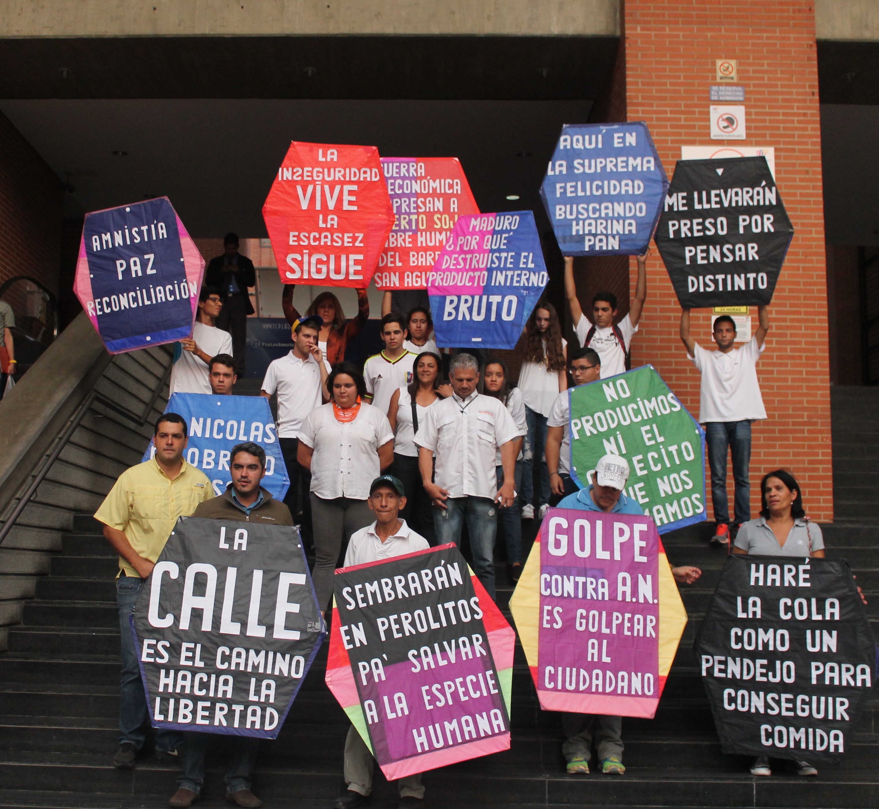 Papagayos de La Libertad tomó C.C. Plaza Las Américas