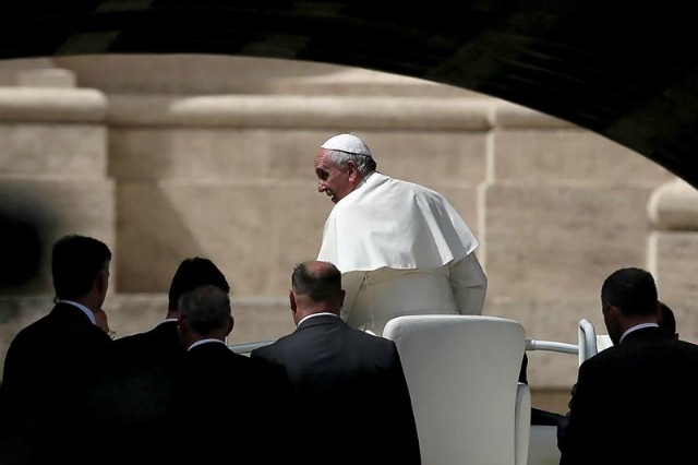 El papa Francisco (c) abandona la Plaza de San Pedro en el Vaticano tras la audiencia general de los miércoles hoy, 6 de abril de 2016. EFE/Alessandro Di Meo