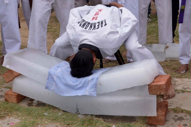 Un estudiante de la India demuestra habilidades de artes marciales durante un evento deportivo en una universidad en Amritsar el 6 de abril de 2016. NARINDER NANU / AFP