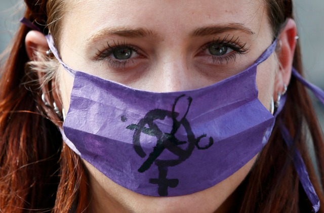 Un partidario de una huelga de los médicos en formación se pone una mascarilla quirúrgica durante una protesta frente al Departamento de Salud en Londres, Reino Unido 6 de abril de 2016. REUTERS / Stefan Wermuth