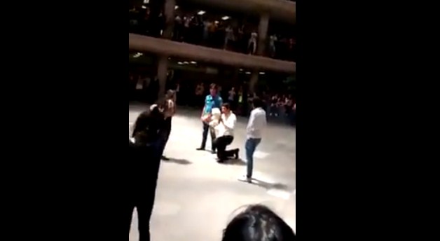 Le declaró su amor en público, pero se quedó en la “friendzone” (Video)