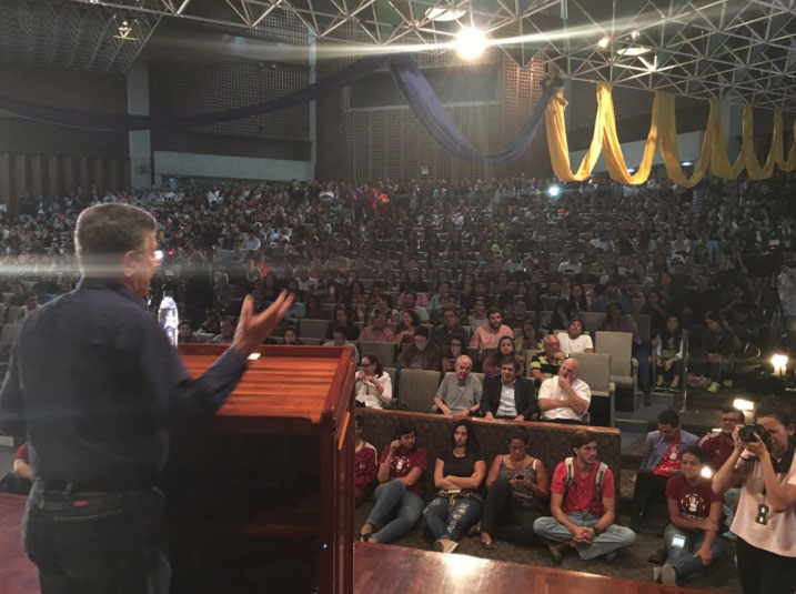 Estudiantes abarrotaron auditorio de la Ucab para escuchar a Ramos Allup (Fotos)