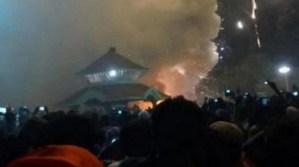 Incendio en un templo de la India deja al menos 84 muertos