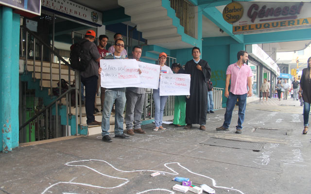 Jóvenes de VP protestaron contra la escasez de comida y medicinas