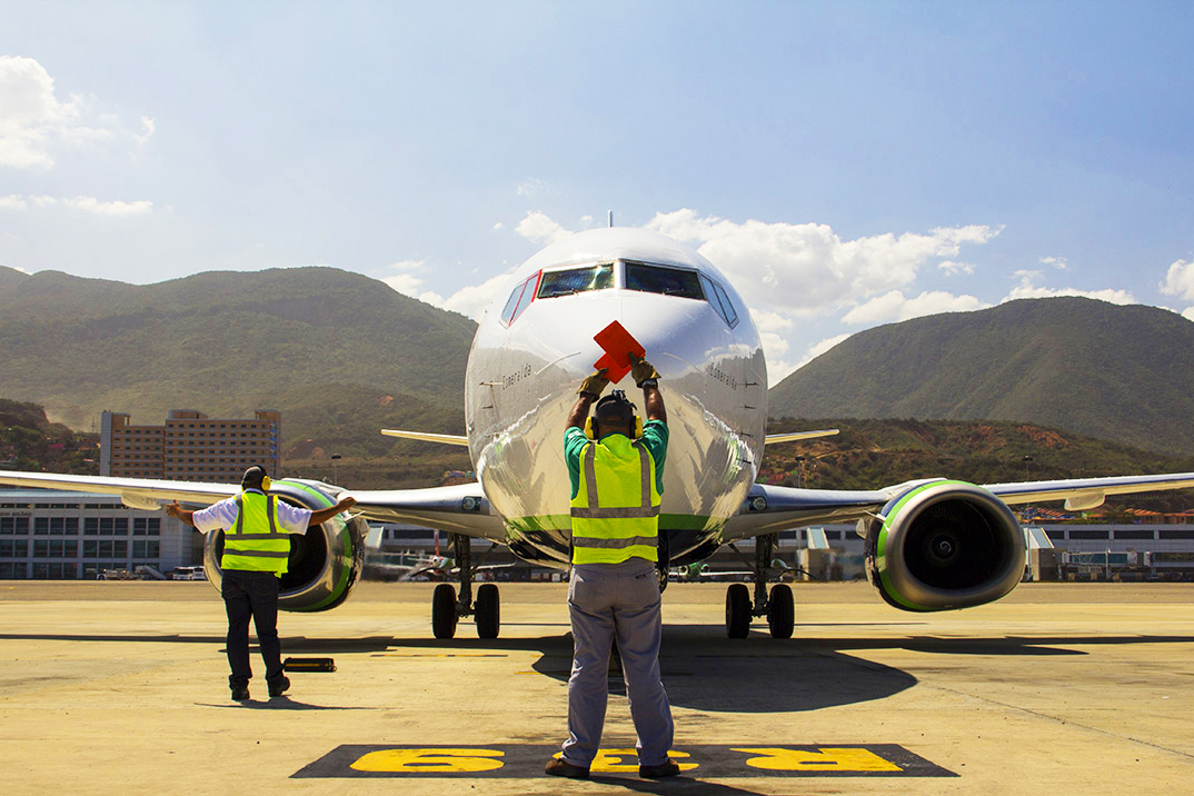 ¡Como en una película! El piloto se desmayó y el avión aterrizó con ayuda de un pasajero