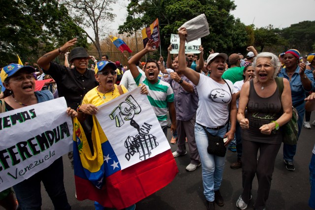 CAR04. CARACAS (VENEZUELA), 19/04/2016.- Opositores se manifiestan en apoyo de un referendo revocatorio que acortaría el mandato del presidente Nicolás Maduro, hoy, martes 19 de abril de 2016, en Caracas (Venezuela). La alianza opositora venezolana Mesa de la Unidad Democrática (MUD) pidió hoy a sus partidos miembros mantener la cohesión en pro de lograr el máximo objetivo de cambiar el Gobierno, de ser posible, antes de que termine el período del actual jefe de Estado, Nicolás Maduro. EFE/Miguel Gutiérrez