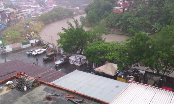 El Río Guaire se desborda a la altura de El Llanito