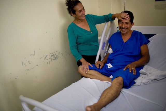 ablo Rafael Córdova Canizares, sobreviviente del terremoto, sonríe mientras su esposa le acaricia la frente en el hospital Verdi Cevallos Balda en Portoviejo, Ecuador, el martes 19 de abril de 2016. La esposa de Córdova había perdido las esperanzas de volverlo a ver después de que el hotel de cinco pisos Gato de Portoviejo se desplomó encima de él el sábado en el terremoto de magnitud 7,8. (Foto AP/Rodrigo Abd)