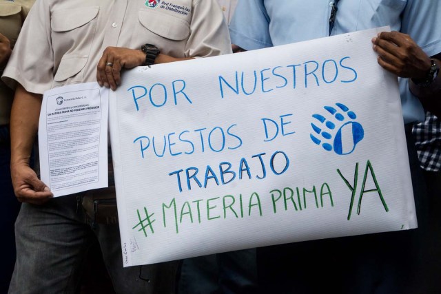 CAR26. CARACAS (VENEZUELA) 22/04/2016.- Trabajadores de empresas Polar participan en una manifestación en las inmediaciones de su edificio hoy, viernes 22 de abril del 2016, en la ciudad de Caracas (Venezuela). Los trabajadores del consorcio Polar, la principal compañía de alimentos de Venezuela, demandaron hoy al Gobierno que liquide divisas para honrar los compromisos con proveedores e importar materiales para poder continuar con sus operaciones en el país. EFE/MIGUEL GUTIÉRREZ