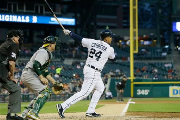 El venezolano Miguel Cabrera, de los Tigres de Detroit, conecta un jonrón de tres carreras en la quinta entrada del juego contra los Atléticos de Oakland, el lunes 25 de abril de 2016 (AP Foto/Carlos Osorio)