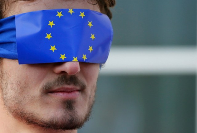 Los manifestantes se manifiestan en apoyo de la denunciante, pidiendo más transparencia, frente a la corte antes del inicio del juicio LuxLeaks en Luxemburgo, el 26 de abril de 2016. REUTERS / Vicente Kessler