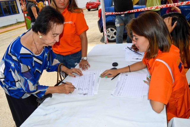 RECOLECCION DE FIRMAS MARACAIBO 28.04 (6)