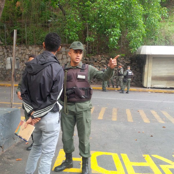 Periodistas y familiares de fallecidos fueron desalojados de la Morgue de Bello Monte