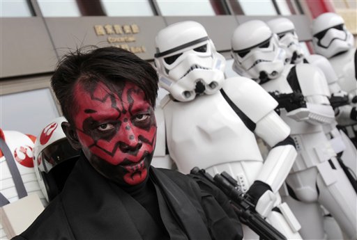 Seguidores caracterizados como los personajes de la Guerra de las Galaxias, celebran el Día de la Guerra de las Galaxias en Taipei, Taiwán, el 4 de mayo de 2016. (Foto AP/Chiang Ying-ying)