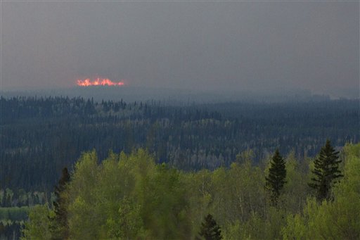 Miles de personas son evacuadas por incendios en Canadá