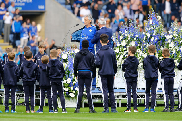 Andrea Bocelli causó furor al participar en celebraciones del campeonato del Leicester inglés (Fotos)