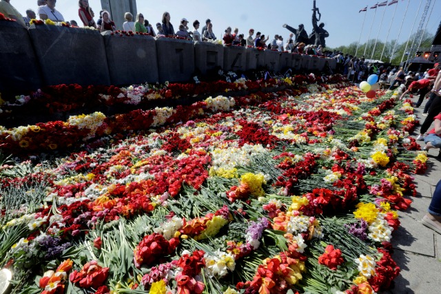 La gente asiste a las celebraciones del Día de la Victoria en Riga, Letonia 9 de mayo de 2016. REUTERS / Ints Kalnins