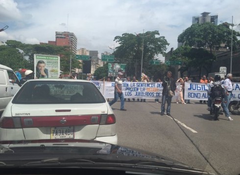 Jubilados de la CANTV protestan en la avenida Libertador