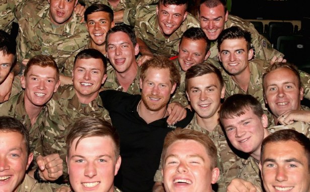 Príncipe Harry conoce a los miembros del Ejército británico en el levantamiento de pesas durante el Invictus Games Orlando 2016 a ESPN Wide World of Sports el 9 de mayo, 2016 en Orlando, Florida. Príncipe Harry, patrono de la Fundación Invictus Games se encuentra en Orlando antes de la apertura de Invictus Games que abrirán el domingo. Los Juegos Invictus es el único evento deportivo internacional de heridos, lesionados o enfermos hombres y mujeres. Comenzó en 2014 por el príncipe Harry los Juegos Invictus utiliza el poder del deporte para inspirar y apoyar la recuperación de la rehabilitación. Chris Jackson / Getty Images for Invictus / AFP IMÁGENES Chris Jackson / Getty NORTH AMERICA / AFP