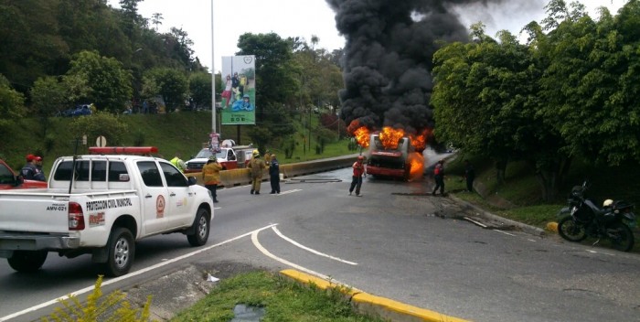 Se incendió una unidad de Metrobús en la Panamericana (Video)