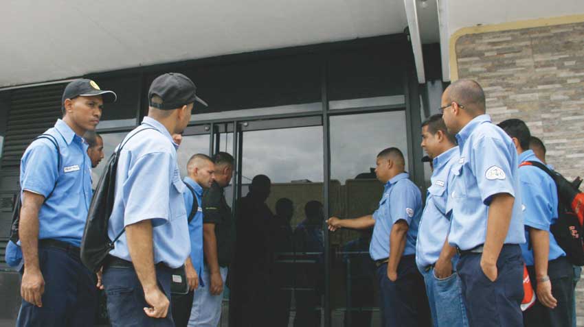 Tercerizados de Abastos Bicentenario no cobran su quincena desde hace seis meses