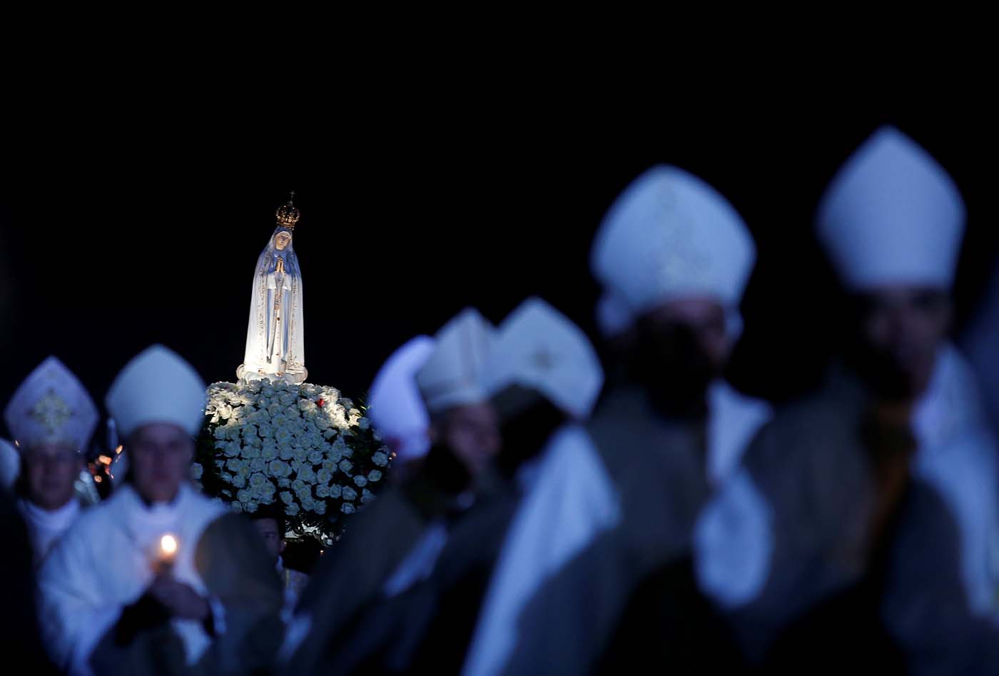 Miles de devotos asisten al santuario de Fátima (Fotos)