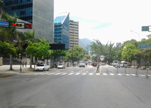 Cierran avenida Francisco de Miranda a la altura de Los Palos Grandes