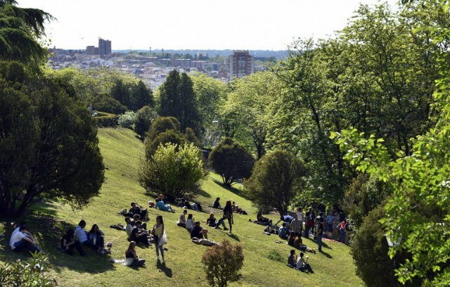 La gente se sienta en el sol en el Día del Santo patrón de Madrid, San Isidro en Madrid el 16 de mayo de 2016. GERARD JULIEN / AFP