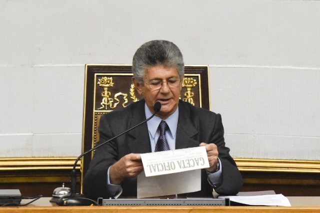 Henry Ramos Allup, President of the National Assembly and deputy of the Venezuelan coalition of opposition parties (MUD), arrives for a session of the National Assembly in Caracas, Venezuela, May 17, 2016. REUTERS/Marco Bello