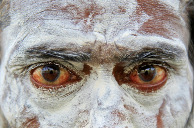 Un hombre santo hindú Naga Sadhu o con su cara cubierta de ceniza, se representa después de tomar un baño en las aguas del río Shipra en el Simhastha Kumbh Mela en Ujjain, India, 17 de mayo de 2016. REUTERS / Jitendra Prakash TPX IMÁGENES DEL DÍA