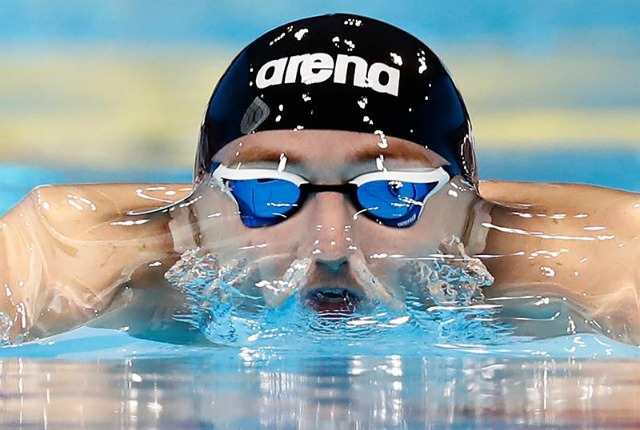 El nadador alemán Marco Koch compite en la prueba masculina de 200 metros braza en los Europeos de natación, saltos y sincronizada en Londres, Reino Unido, hoy, 18 de mayo de 2016. EFE/Patrick B. Kraemer