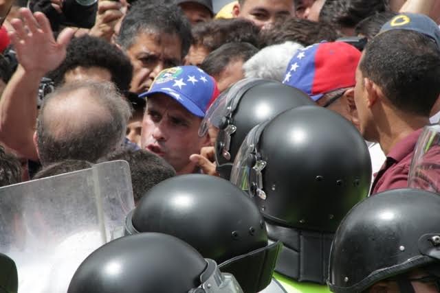 Capriles aseguró que el Gobierno está propiciando una confrontación violenta