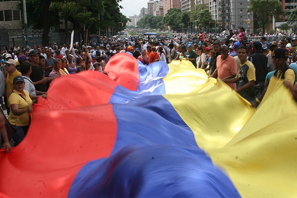 Oposición marcha hasta las sedes del Poder Judicial para exigir que cumpla la Constitución