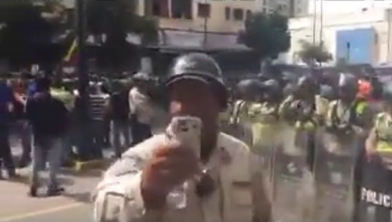 Momento en que el PNB fotografía a ciudadano presente en la concentración para marchar al CNE